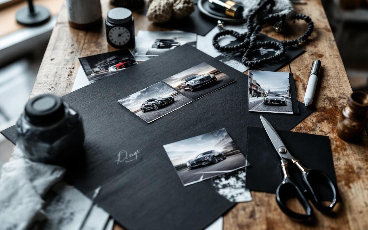 Planche d’inspiration DIY sur une table d’atelier avec papiers sombres, photos de voitures de luxe, ciseaux, colle et textures premium.